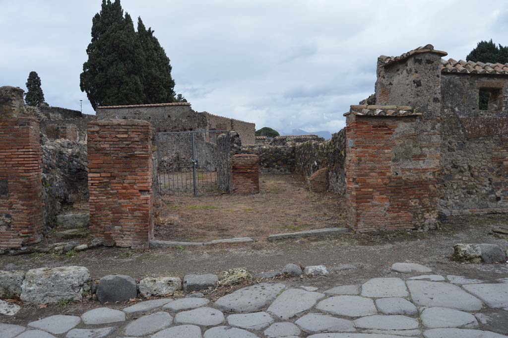 VI.1.4 Pompeii, in centre. March 2018. Looking east to entrance, with VI.1.3, steps to upper floor, on left.
Foto Taylor Lauritsen, ERC Grant 681269 D�COR.

