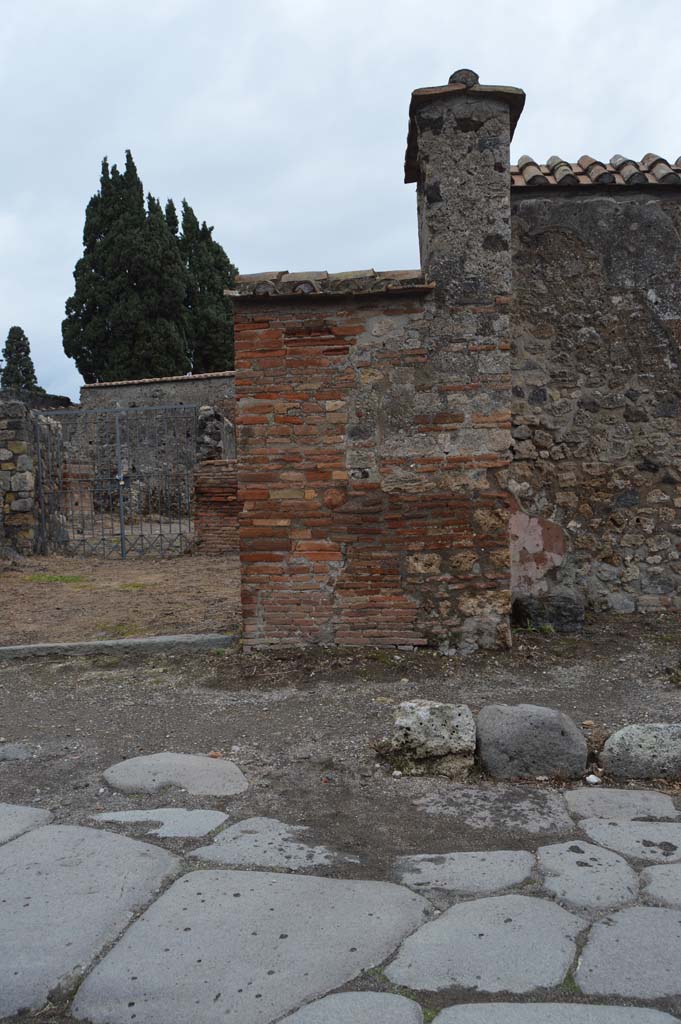 VI.1.4 Pompeii. March 2018.  
Looking east to pilaster with terracotta mask on south side of entrance doorway. 
Foto Taylor Lauritsen, ERC Grant 681269 D�COR.


