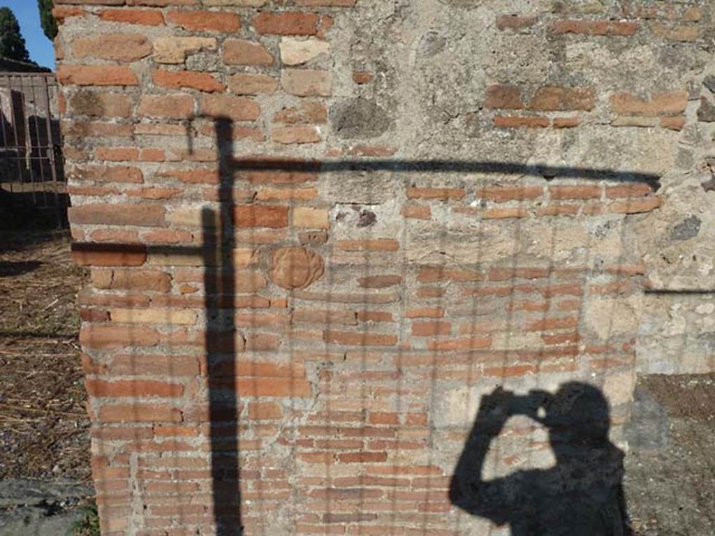 VI.1.4 Pompeii. September 2015. Pilaster on south side of entrance doorway.