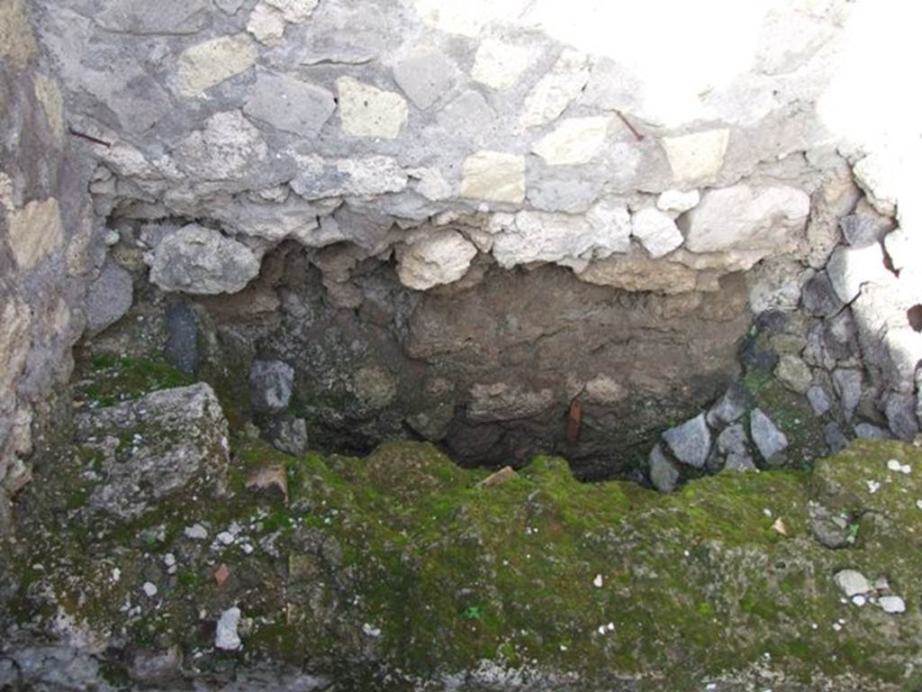 VI.1.7 Pompeii. December 2007. Room 5, latrine. According to Hobson, the latrine is wide enough for two persons. However the internal sloping dimensions of the latrine make it more likely that it was a single-seater.
See Hobson, B., 2009. Latrinae et foricae: Toilets in the Roman World. London; Duckworth. (p.80)