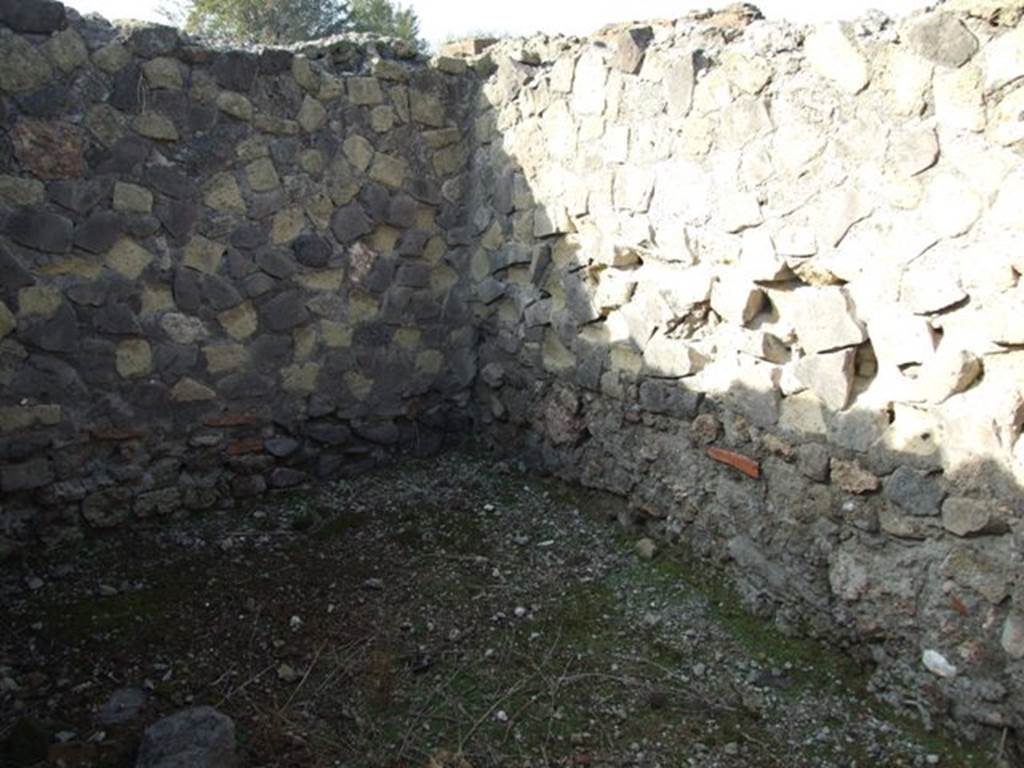 VI.1.7 Pompeii. December 2007. Room 6, looking to north-west corner.
According to Boyce, there was an arched niche in a small room located near the kitchen. It was in the north wall. Its walls were coated with a fine white stucco and decorated with coloured spots, some green some red. The niche was set near the east end of the north wall, directly opposite the entrance doorway. This complex of rooms was reached from the south-west corner of the atrium of number 25. See Boyce G. K., 1937. Corpus of the Lararia of Pompeii. Rome: MAAR 14. (p.43, no.134)