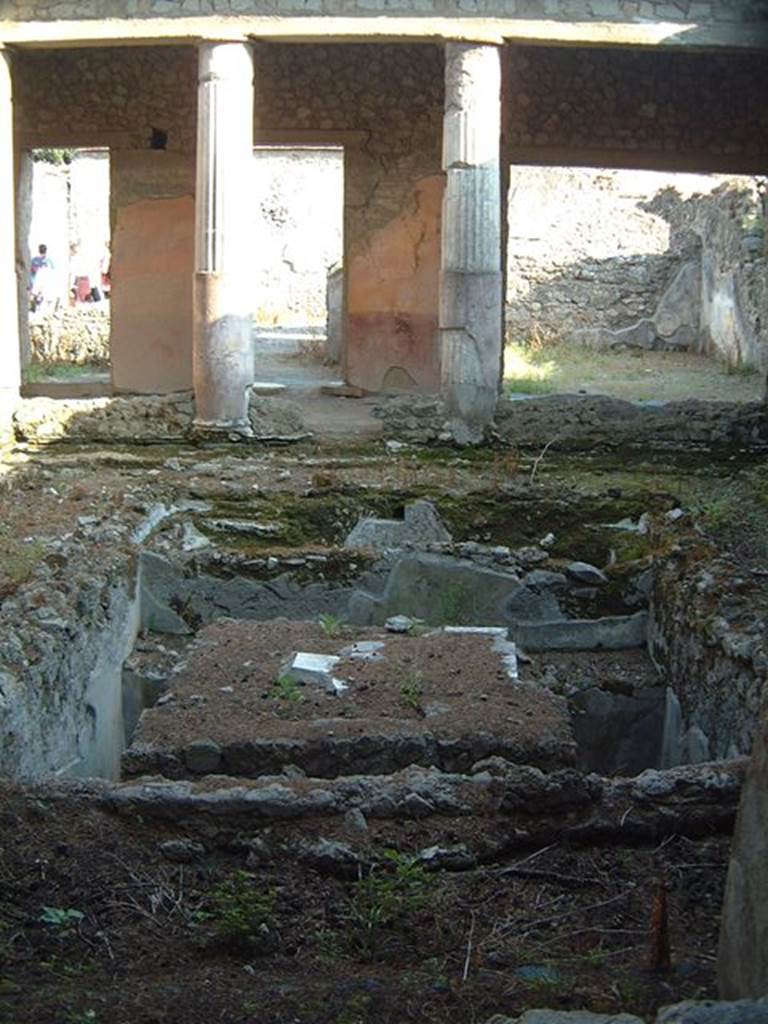 VI.1.7 House of the Vestals.  Looking across peristyle. Photograph May 2001 courtesy of Current Archaeology.
