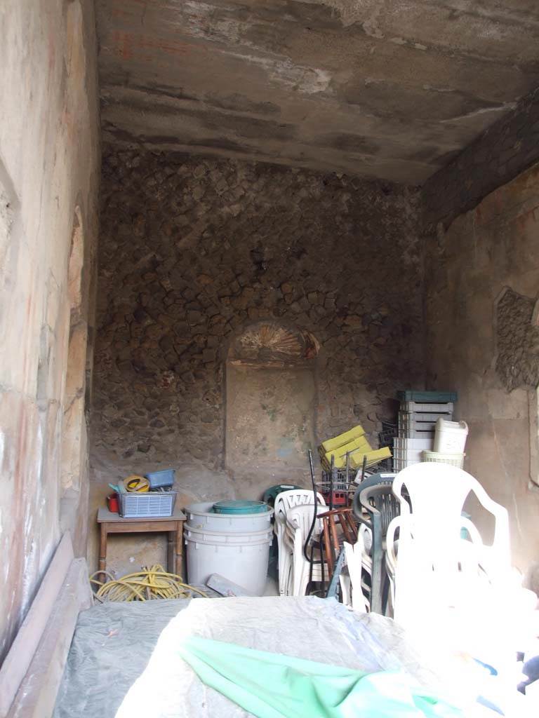 VI.1.7 Pompeii. December 2007. Room 15, north wall with one of three niches.