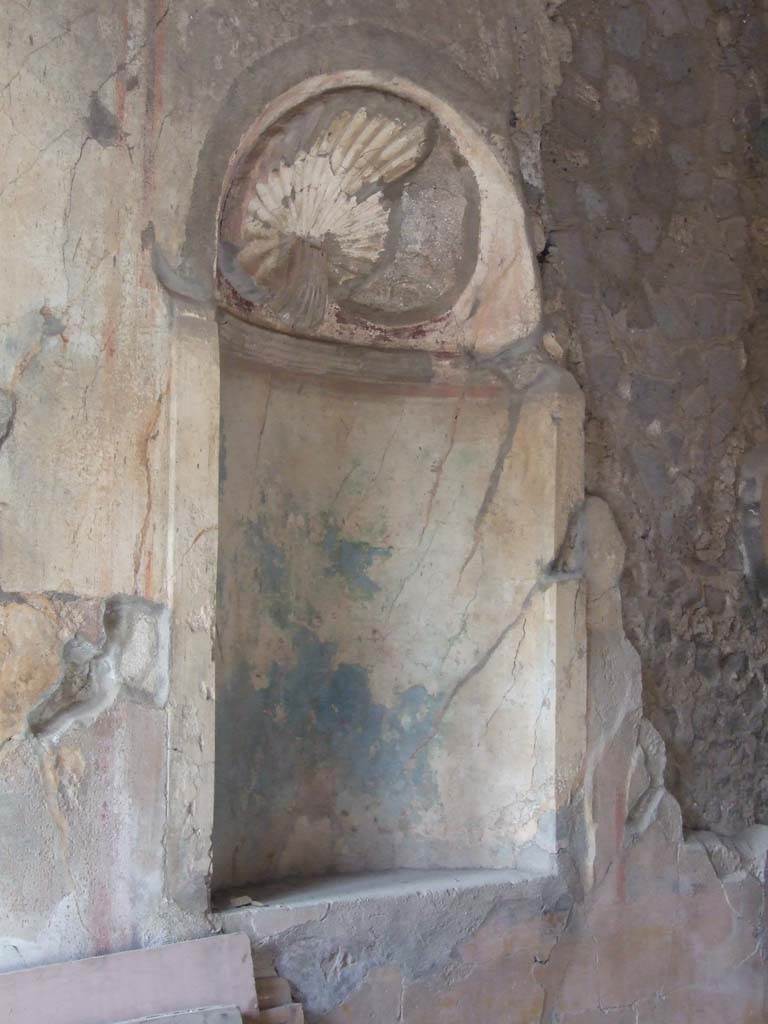 VI.1.7 Pompeii. December 2007. Niche on west wall of room 15.