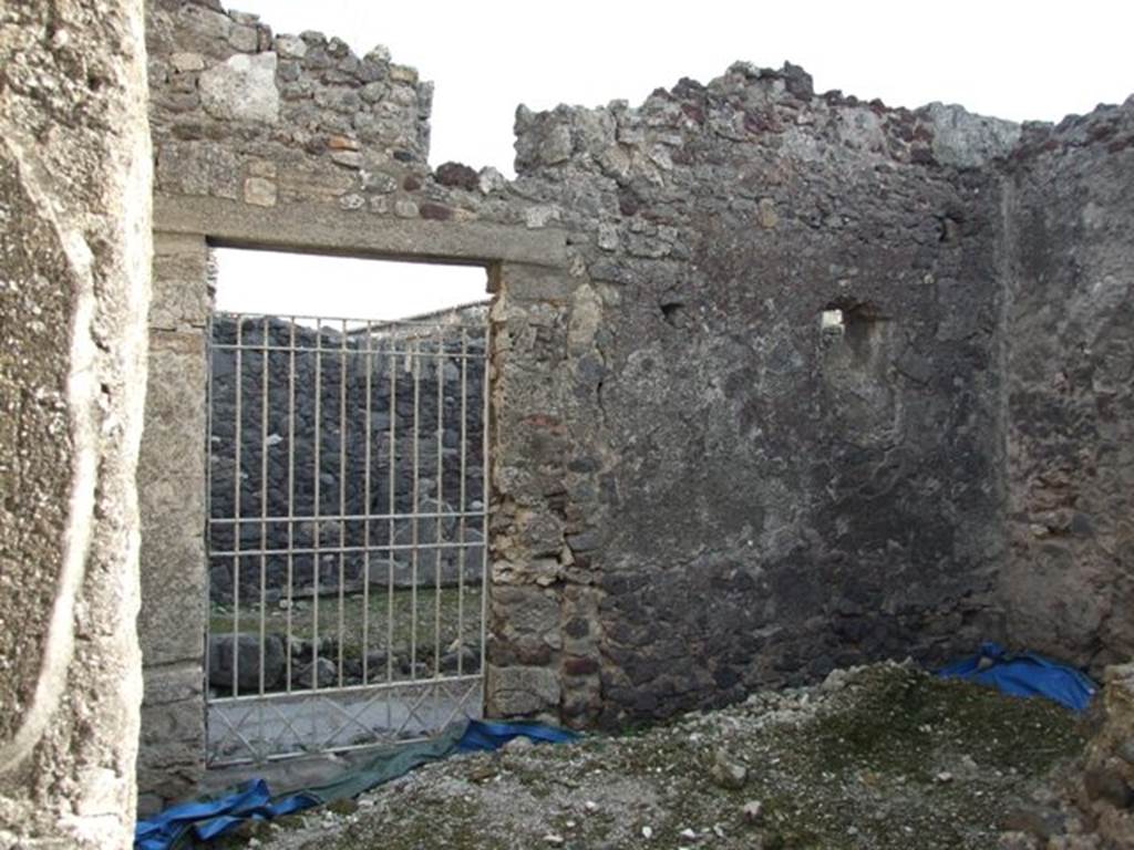 VI.1.7 House of the Vestals.  Room 32 with rear entrance VI.1.24.