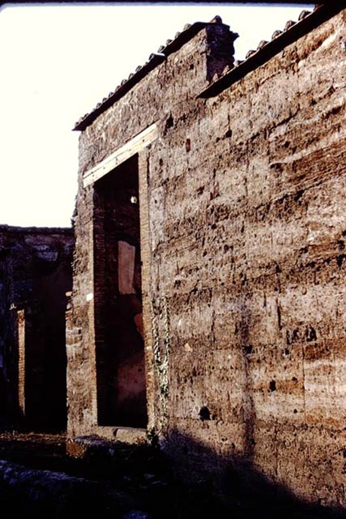 VI.1.10 Pompeii. 1968. Looking north on Via Consolare towards entrance doorway. Photo by Stanley A. Jashemski.
Source: The Wilhelmina and Stanley A. Jashemski archive in the University of Maryland Library, Special Collections (See collection page) and made available under the Creative Commons Attribution-Non Commercial License v.4. See Licence and use details.
J68f1923
