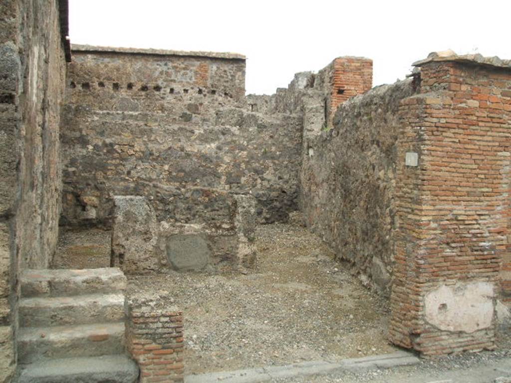  VI.1.12 Pompeii. May 2005. Entrance to shop, with rear room. According to Eschebach, in the rear room was a heath and latrine. See Eschebach, L., 1993. Geb�udeverzeichnis und Stadtplan der antiken Stadt Pompeji. K�ln: B�hlau. (p.153)

