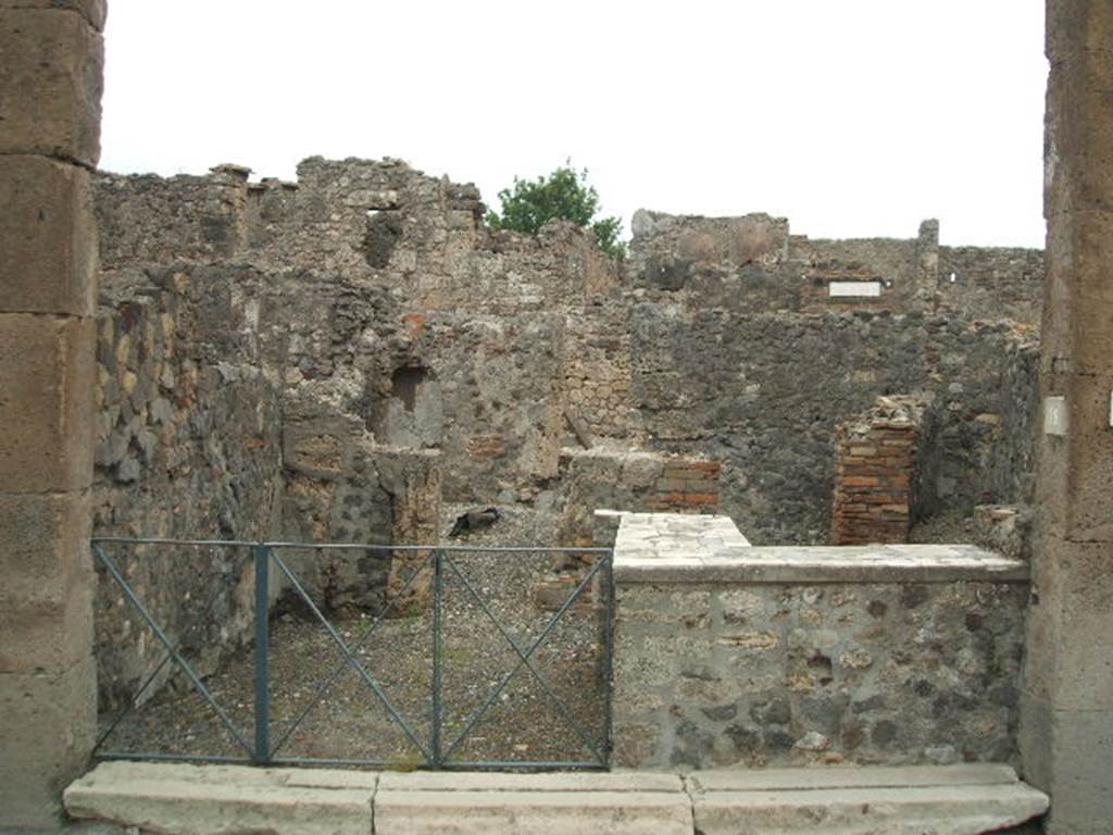 VI.1.18 Pompeii. May 2005. Entrance doorway, looking east.
