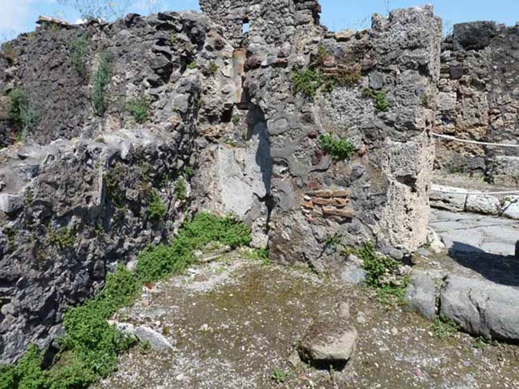 VI.1.18 Pompeii. May 2010. Kitchen and latrine, on north side of entrance at VI.1.20.