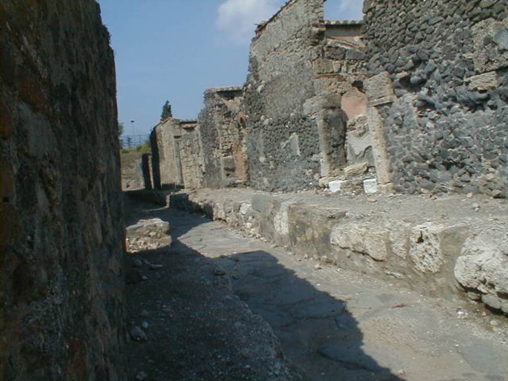 VI.1.21 Pompeii, September 2005. Vicolo di Narciso looking north.�    VI.2