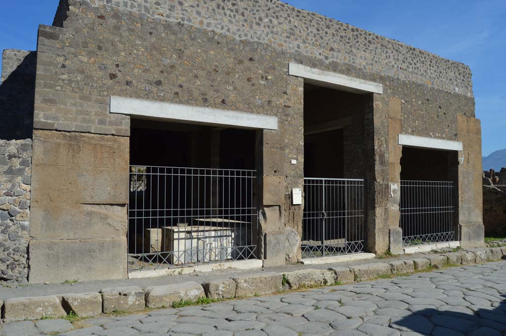 VI.2.5, on left, VI.2.4, in centre, and VI.2.3, on right. October 2017. Looking towards entrance doorways on Via Consolare.
Foto Taylor Lauritsen, ERC Grant 681269 D�COR.

