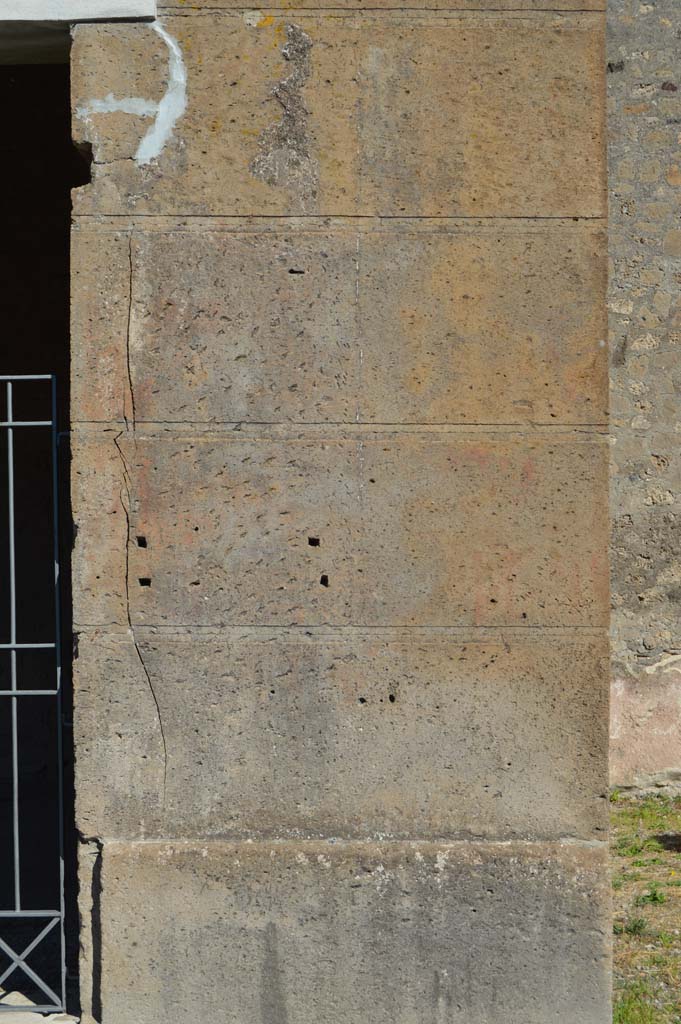 VI.2.3 Pompeii. October 2017. Pilaster on south (right) side of entrance doorway.
Foto Taylor Lauritsen, ERC Grant 681269 D�COR.

