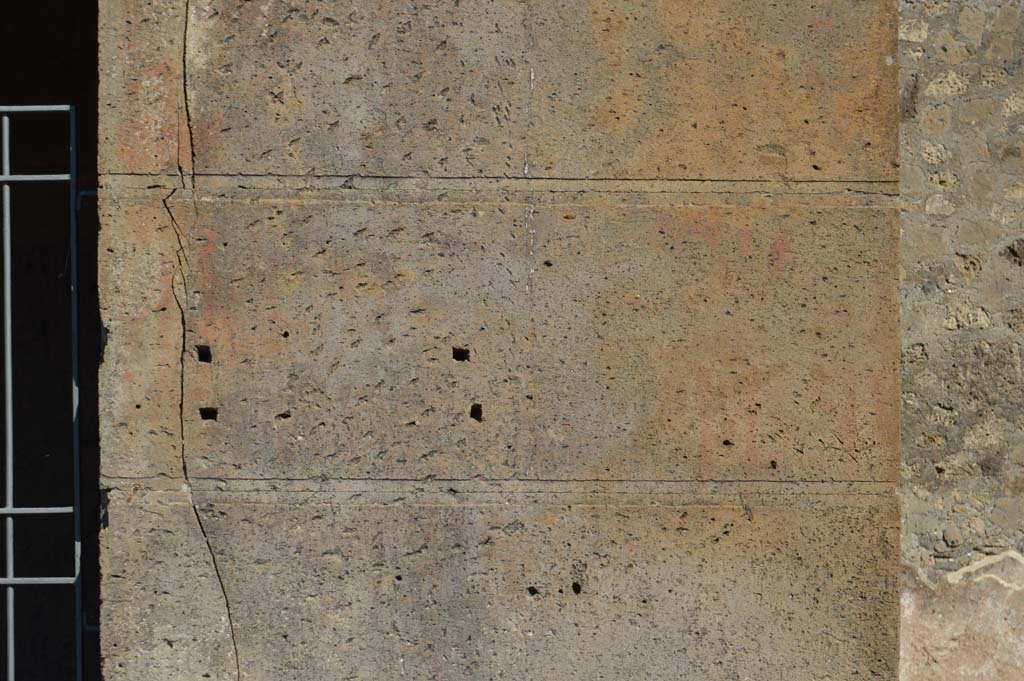 VI.2.3 Pompeii. October 2017. Detail from pilaster on south (right) side of entrance doorway.
Foto Taylor Lauritsen, ERC Grant 681269 D�COR.
