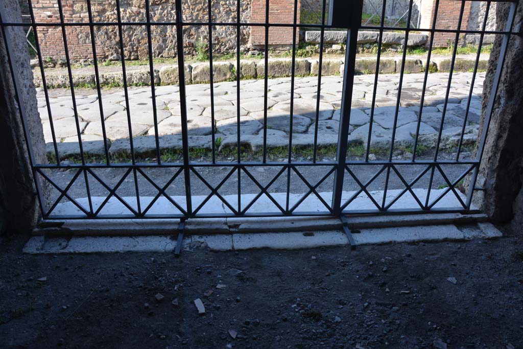 VI.2.3 Pompeii. March 2019. Doorway threshold at entrance to shop, looking west.
Foto Annette Haug, ERC Grant 681269 D�COR.
