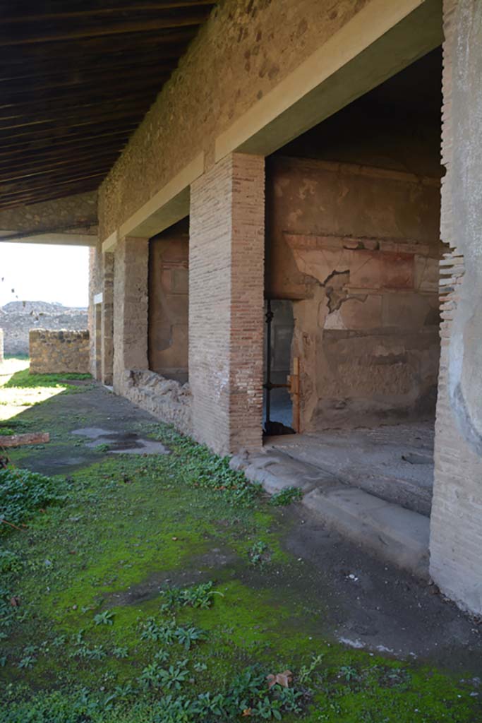 VI.2.4 Pompeii. December 2017. 
Looking south along portico, with doorway to oecus and window into tablinum.
Foto Annette Haug, ERC Grant 681269 D�COR.
