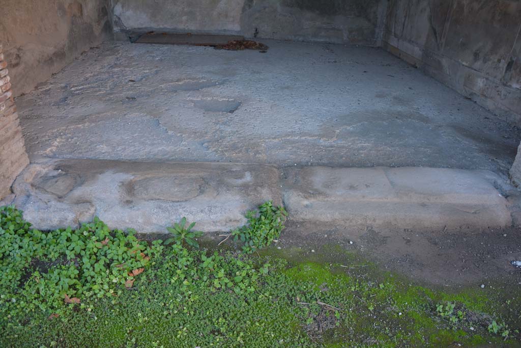 VI.2.4 Pompeii. December 2017. Looking west across flooring in oecus from portico.
Foto Annette Haug, ERC Grant 681269 D�COR.
