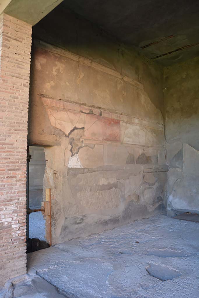 VI.2.4 Pompeii. December 2017. South wall of oecus, with doorway into tablinum.
Foto Annette Haug, ERC Grant 681269 D�COR.
