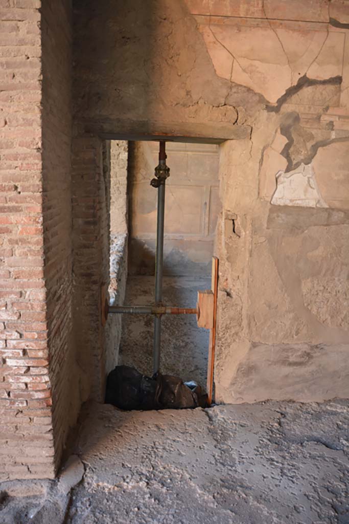 VI.2.4 Pompeii. December 2017. Doorway in south wall of oecus, into tablinum.
Foto Annette Haug, ERC Grant 681269 D�COR.
