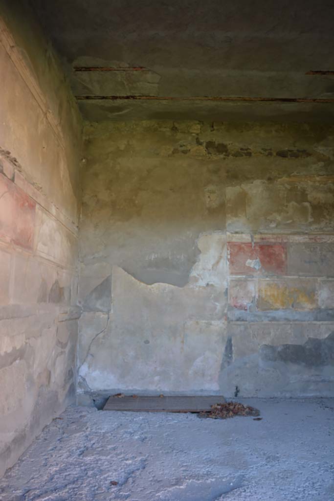 VI.2.4 Pompeii. December 2017. 
Looking across flooring towards west wall in south-west corner of oecus.
Foto Annette Haug, ERC Grant 681269 D�COR.

