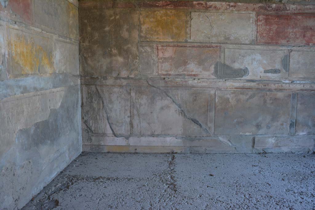 VI.2.4 Pompeii. December 2017. Lower north wall in north-west corner of oecus.
Foto Annette Haug, ERC Grant 681269 D�COR.

