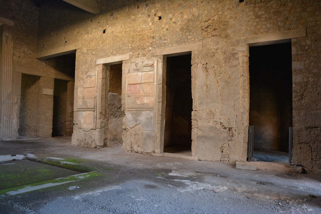 VI.2.4 Pompeii, December 2017. Looking towards doorways to rooms on south side of atrium.
Foto Annette Haug, ERC Grant 681269 D�COR.
