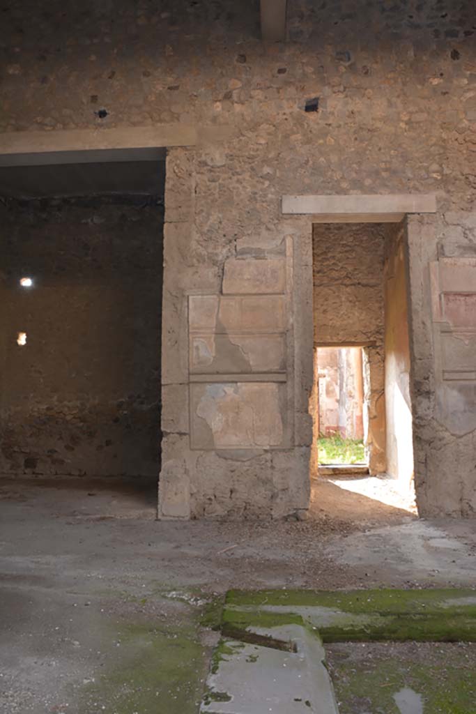 VI.2.4 Pompeii. March 2019. 
South side of atrium, south ala, on left, and room leading to garden apartments, on right.
Foto Annette Haug, ERC Grant 681269 D�COR.
