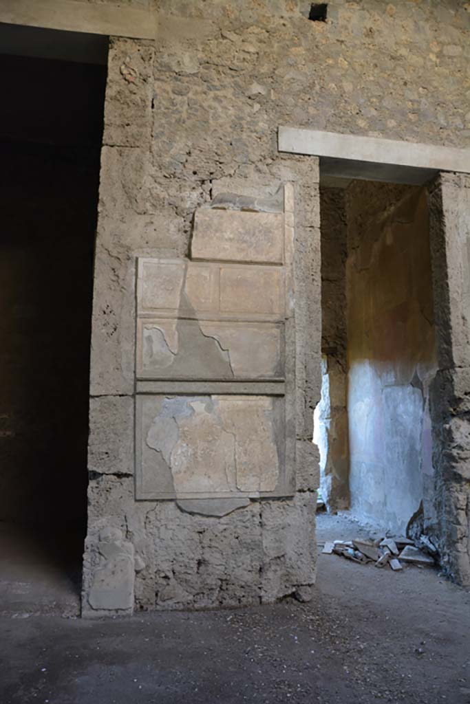 VI.2.4 Pompeii, December 2017. 
Painted wall decoration on pilaster between doorways to the south ala, on left, and doorway leading to garden apartments, on right.
Foto Annette Haug, ERC Grant 681269 D�COR.
