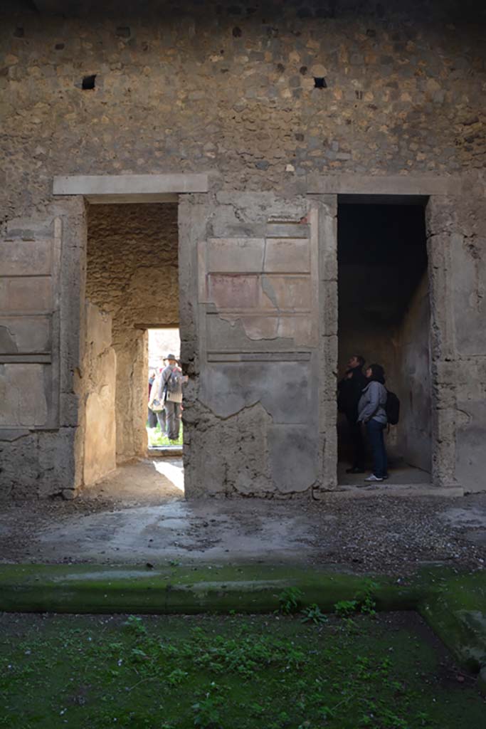 VI.2.4 Pompeii. March 2019. 
Looking towards south side of atrium, with doorway to room leading to garden apartments, on left.
Foto Annette Haug, ERC Grant 681269 D�COR.
