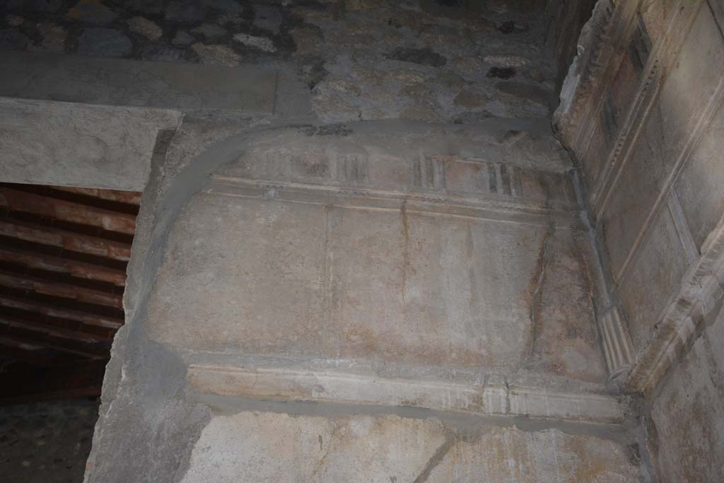 VI.2.4 Pompeii. December 2017. Upper north wall in north-east corner of cubiculum on south side of atrium.
Foto Annette Haug, ERC Grant 681269 D�COR.

