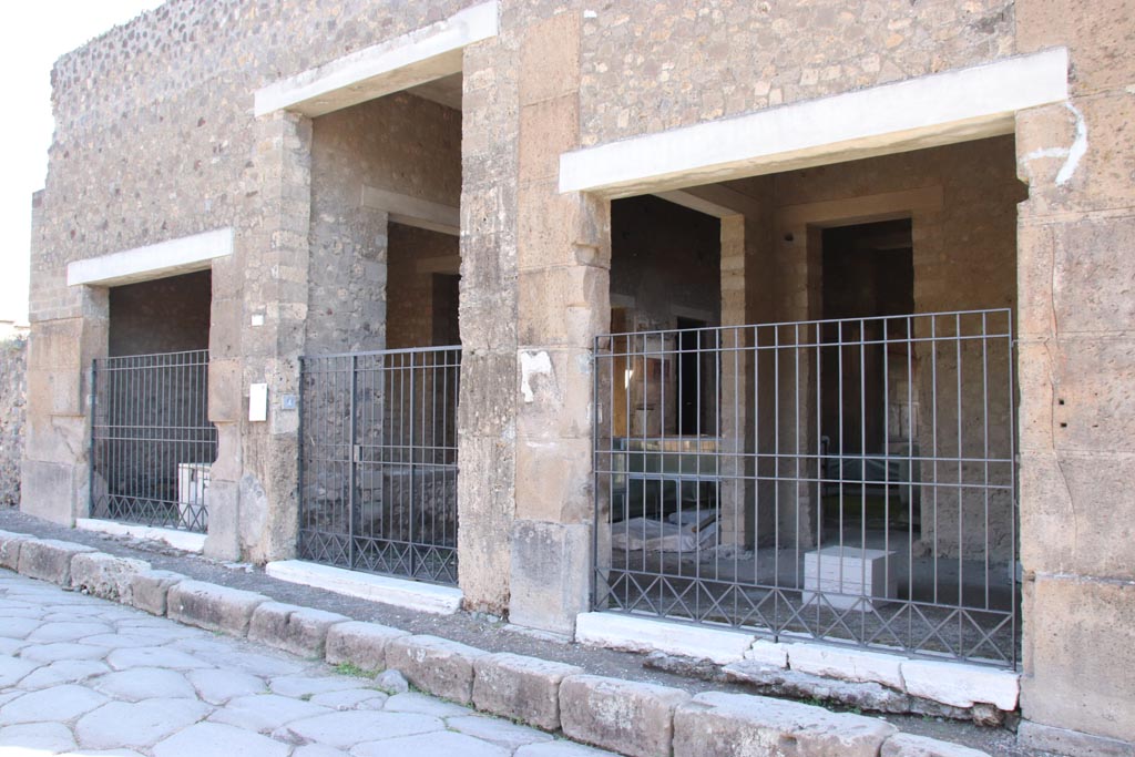 VI.2.4, Pompeii, in centre. May 2024. Entrance doorways, with VI.2.5 on left, and VI.2.3 on right. Photo courtesy of Klaus Heese.