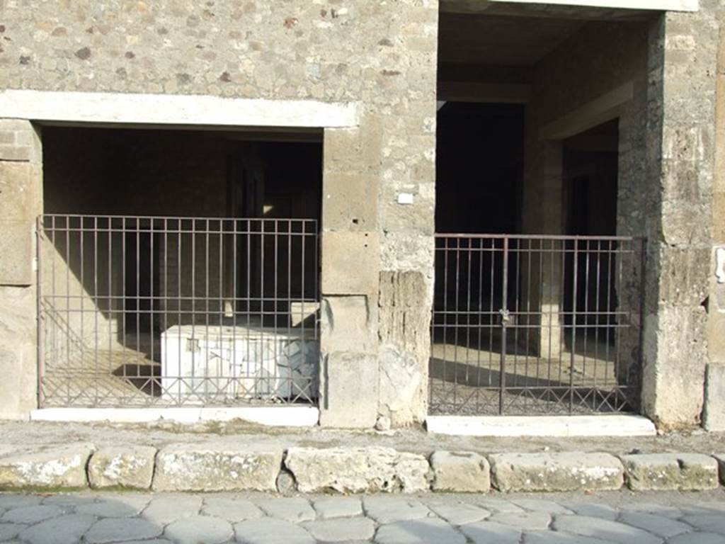 VI.2.4 Pompeii. December 2007. Looking east into VI.2.5, and entrance to atrium.