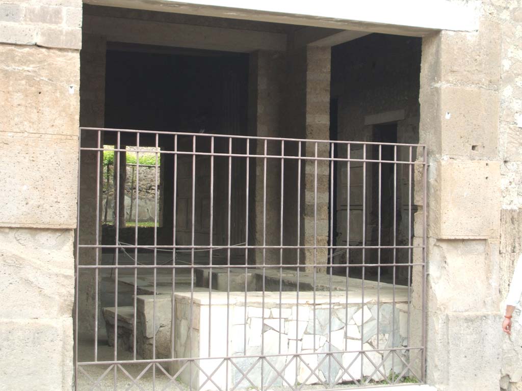 VI.2.5 Pompeii. May 2005. Entrance and three-sided marble counter with 6 urns and a hearth.