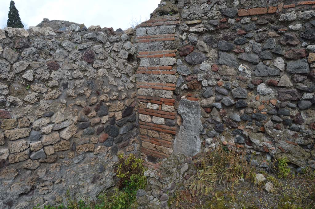 VI.2.25 Pompeii. March 2018. North-east corner, with interior brick pilaster, under stairs to upper floor.
Foto Taylor Lauritsen, ERC Grant 681269 D�COR.

