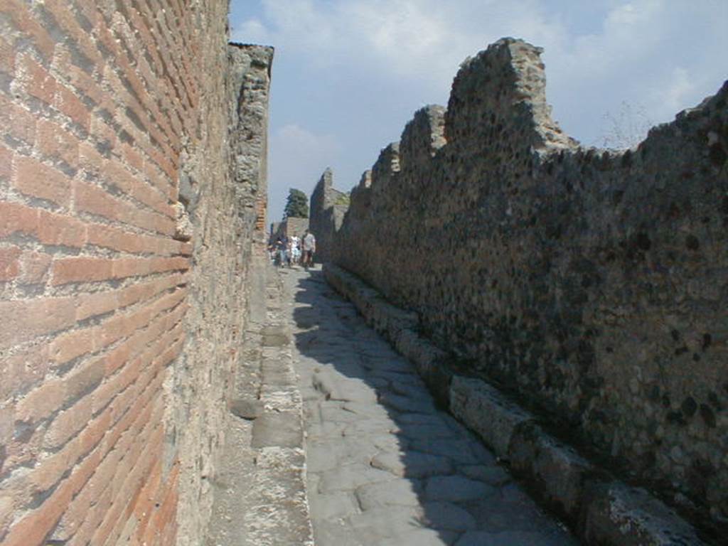 VI.3.1 Shop entrance

VI.2                  Vico di Mercurio  looking east          Side wall of VI.3.1