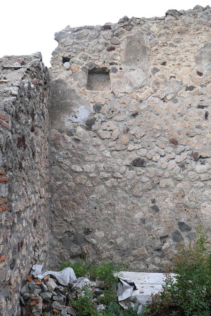 VI.3.3 Pompeii. December 2018. 
Room 1, atrium. Niche on upper north wall in north-west corner. Photo courtesy of Aude Durand. 

