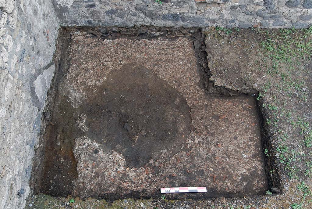 Fig. 6 - Pomp�i Pistrina. Fosse d�installation ou de spoliation du p�trin dans la boulangerie VI 3, 3.27-28. 
Clich� pris de l�est. Clich� : R. Macario / �fR.
