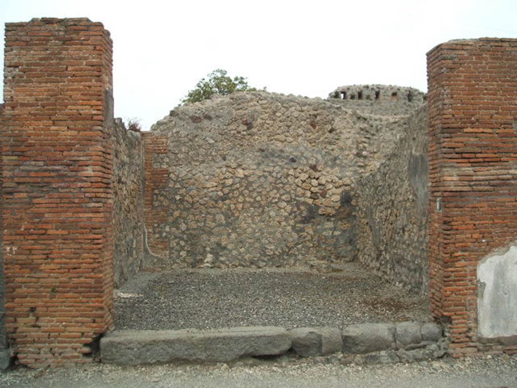 VI.3.8 Pompeii. May 2005. Entrance doorway, looking east. According to Fiorelli and Eschebach, this shop had a stairs to an upper floor at the rear right (south). Nearby and under the stairs would have been a latrine.
See Pappalardo, U., 2001. La Descrizione di Pompei per Giuseppe Fiorelli (1875). Napoli: Massa Editore.(p.52). See Eschebach, L., 1993. Geb�udeverzeichnis und Stadtplan der antiken Stadt Pompeji. K�ln: B�hlau. (p.163)
