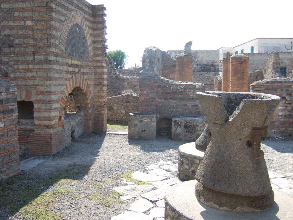 VI.3.27 Pompeii. September 2005. Looking west towards oven.