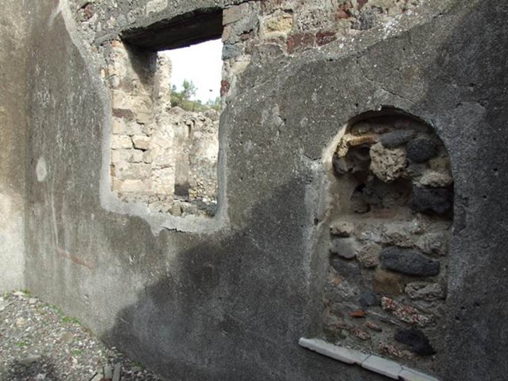 VI.5.3 Casa di Nettuno. Room 8 with niche. December 2007.