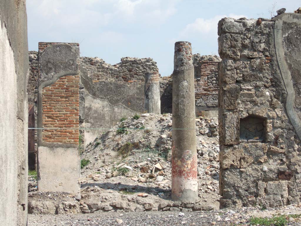 VI.5.5 Pompeii. September 2005. Looking east across peristyle, from atrium. There is no tablinum in this house.