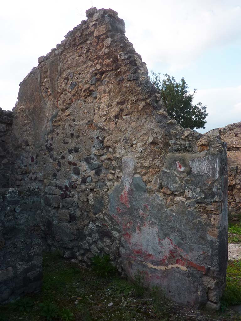 VI.5.9 Pompeii. November 2021. 
Looking towards north wall of room next to triclinium, with doorway to tablinum, on right. 
Photo courtesy of H�l�ne Dessales.
