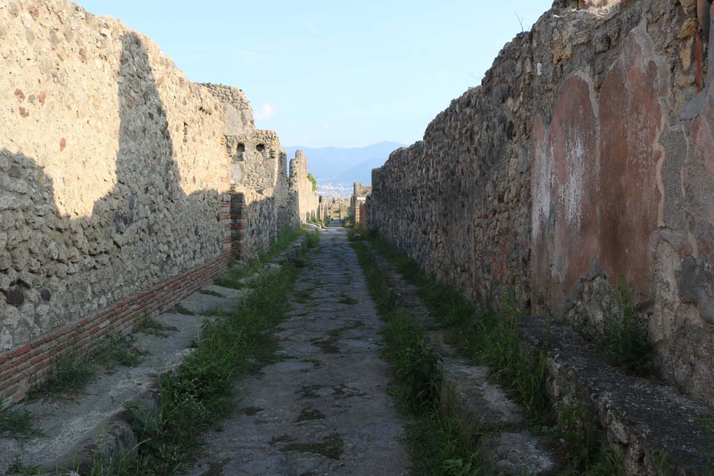 VI.5.10 Pompeii, on left. December 2018. 
Looking south along Vicolo di Modesto, from outside front fa�ade. Photo courtesy of Aude Durand
