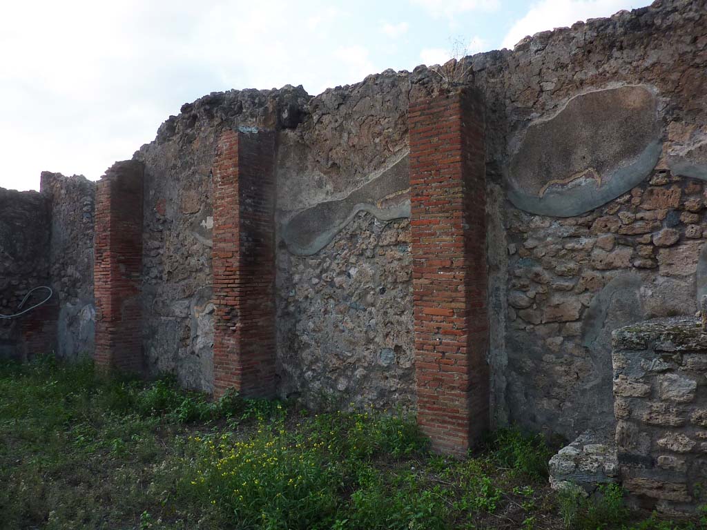 VI.5.10 Pompeii. November 2021. Looking towards north wall of peristyle, with steps on right. Photo courtesy of H�l�ne Dessales.