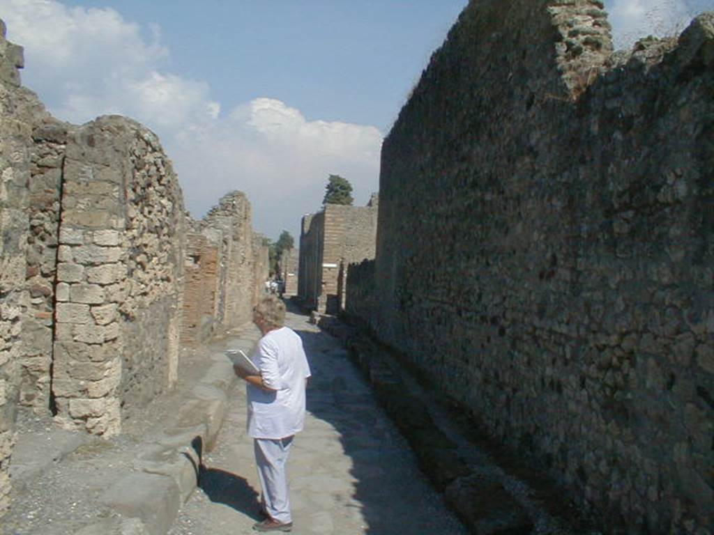 VI.5.13 Dwelling house. Linked to VI.5.12

VI.5.13          Vico di Mercurio looking east                                      VI.6


