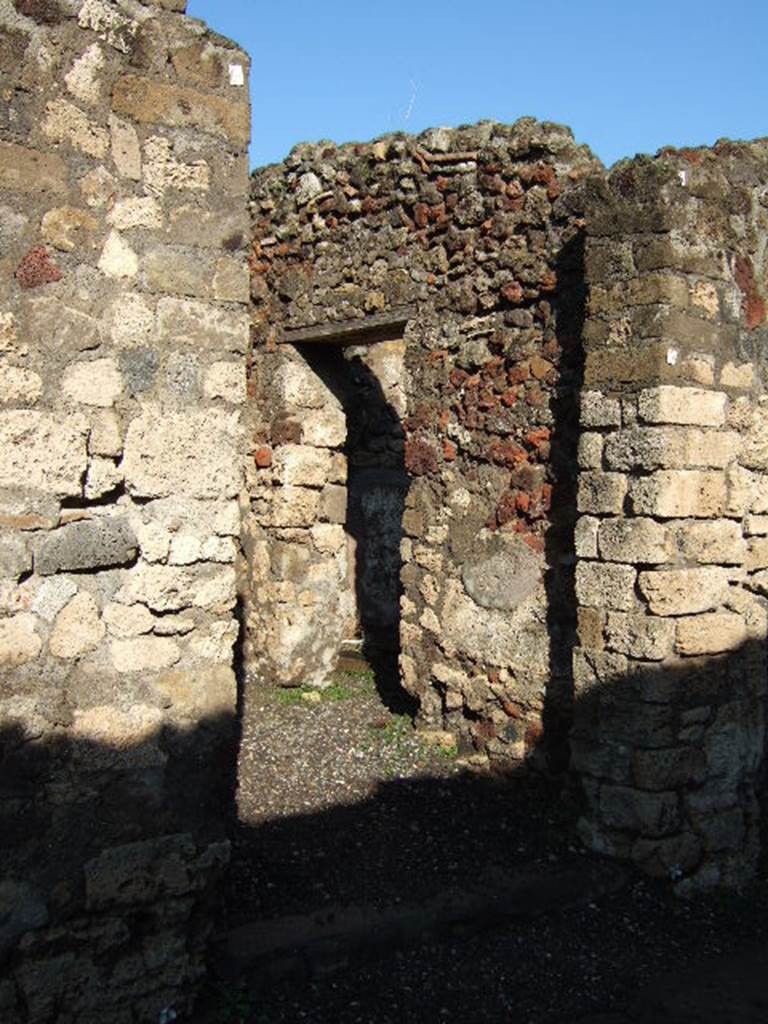 VI.5.13 Pompeii. December 2005. Entrance doorway, looking north.

