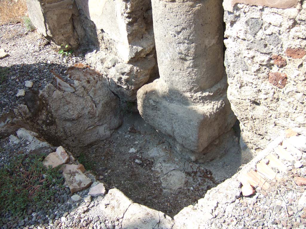 VI.5.17 Pompeii. September 2005. Base of Etruscan column, looking north.