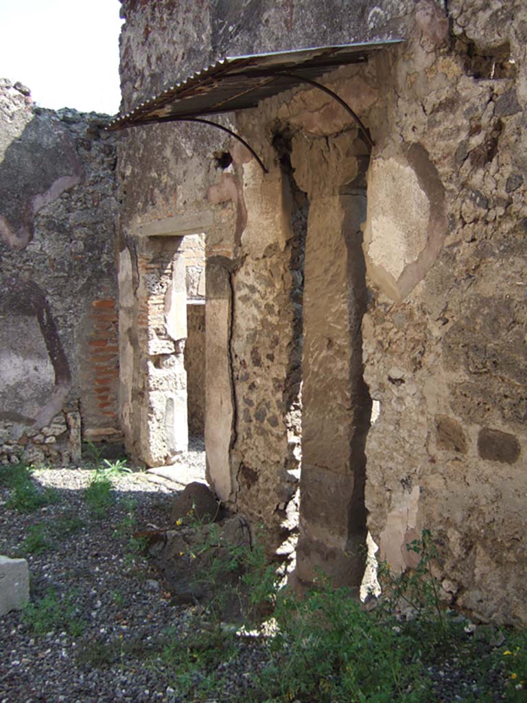 VI.5.17 Pompeii. September 2005. Rear view of Etruscan column, looking south.