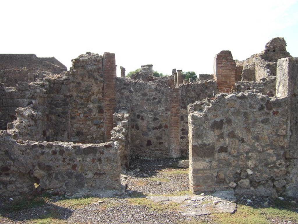 VI.5.19 Pompeii. September 2005. Looking west across atrium from entrance doorway.

