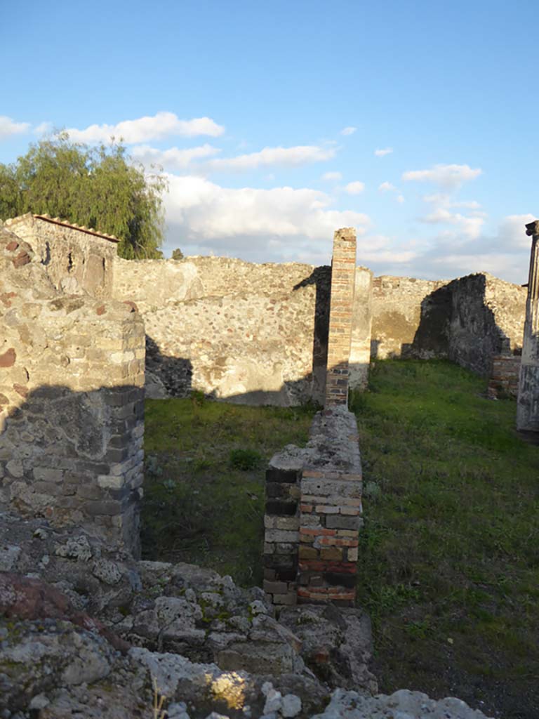 VI.6.1 Pompeii. January 2017. 
Looking east along north portico, towards doorway to room 19 from room 18.
Foto Annette Haug, ERC Grant 681269 D�COR.

