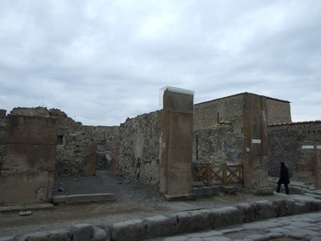 VI.6.3 Pompeii. December 2007. Entrance doorway to VI.6.3 on the left.  VI.6.4 entrance is on the right.  
One of the e�tuns is on the right hand side of the entrance of VI.6.3 and can be seen on the middle pillar of the two entrances.
